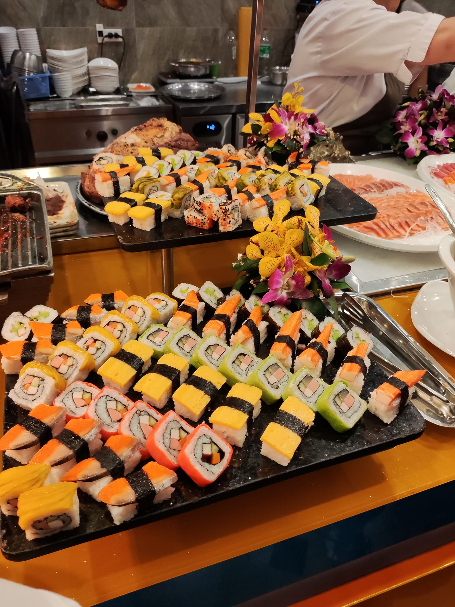 Các món sashimi được các đầu bếp chế biến trực tiếp tại quầy để đảm bảo chất lượng